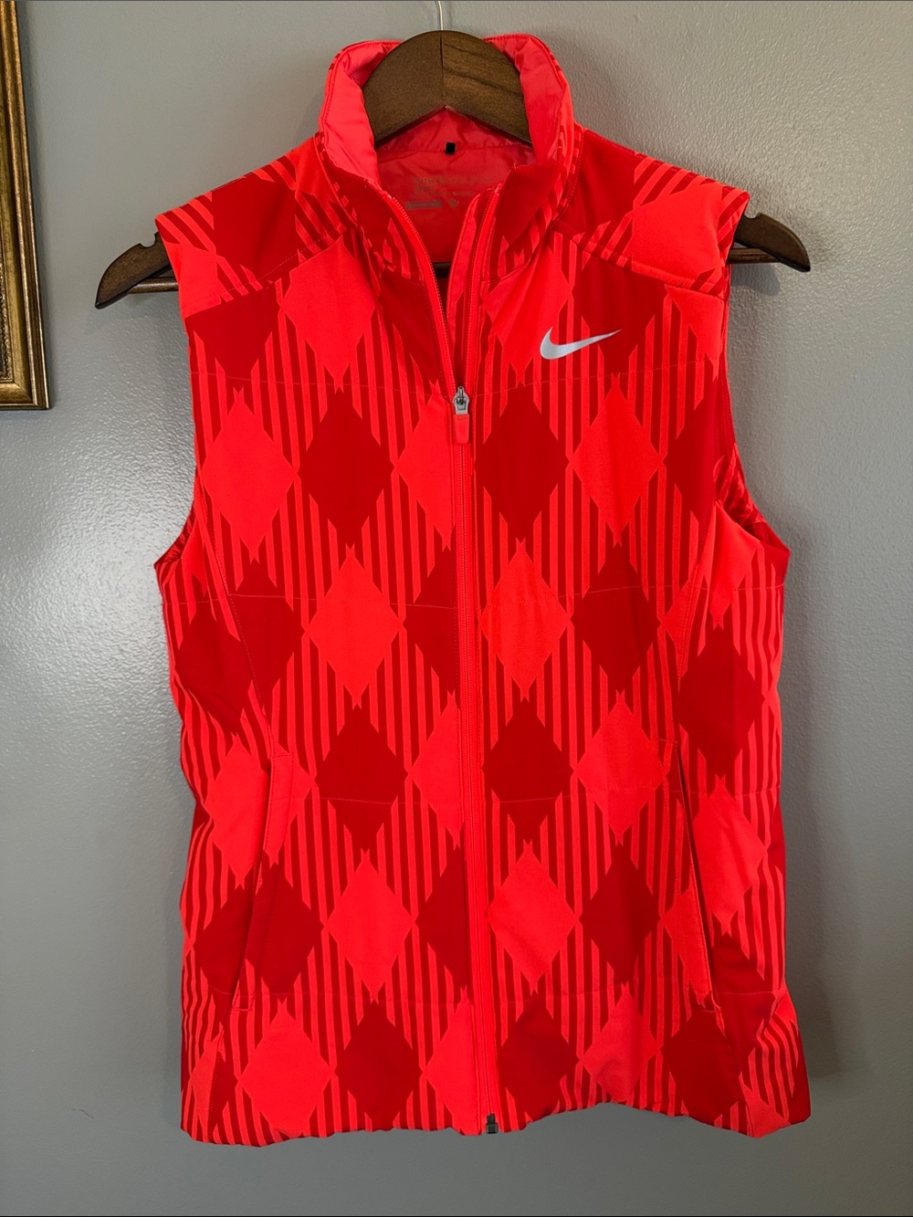 Nike Golf Sport Women’s Small Coral Geometric Full Zip Insulated Vest - Picture 6 of 9